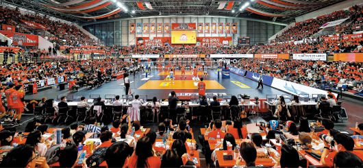 시즌 개막 전 부산으로 연고지를 옮긴 OK저축은행이 9일 부산 강서체육관에서 2025-2026 V리그 첫 홈경기를 치렀다. 부산에서 처음 열린 프로배구 경기를 보기 위해 경기장에 4270명의 만원 관중이 들어찼다. 원정팀 대한항공이 3대1로 승리했다./OK저축은행