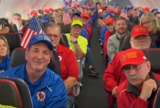 6·25와 베트남 전쟁 참전 용사들이 10일 기내에서 버락 오바마 전 대통령의 연설을 듣고 있다. /X(옛 트위터)