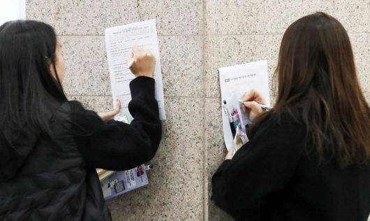 어디라도 가고 싶지만… - 부산 연제구 부산광역시청에서 지난 10일 열린 ‘2025 부산 청년 글로벌 취업 박람회’에 참가한 취업 준비생들이 취업 관련 설문조사를 작성하고 있다. 지난 1~10월 15~29세 청년층 고용률은 평균 45.1%로 60세 이상 고용률 46.9%보다 낮았다. 이 추세가 연말까지 지속된다면 코로나 팬데믹 때인 2020년 이후 처음으로 청년층 고용률이 고령층을 밑돌게 된다. /김동환 기자