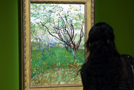 고흐의 '꽃 피는 과수원'을 한 관람객이 바라보고 있다. /뉴스1
