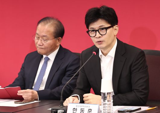 한동훈(오른쪽) 전 국민의힘 대표가 지난해 2월 1일 총선을 앞두고 비대위 회의에서 발언하는 모습. 당시 비대위원장이었던 한 전 대표는 "(국회의원은) 국민을 대표하는 직역이기 때문에 상징적으로 우리 국민들 중위소득에 해당하는 정도의 액수를 세비로 받는 것이 어떨까"라고 했다. /뉴스1