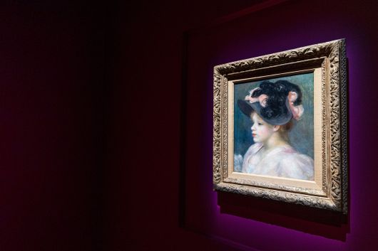 르누아르 ‘분홍색과 검은색 모자를 쓴 소녀’가 국립중앙박물관 전시장에 걸려있다. /이신영 영상미디어 기자