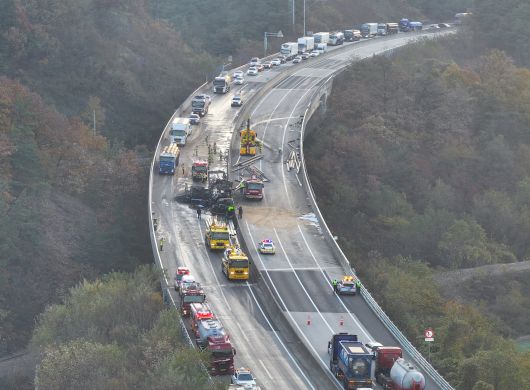 17일 오전 3시 12분쯤 상주영천고속도로에서 대형 교통사고로 화재가 발생한 가운데 당국이 사고 수습을 하고 있다. /연합뉴스
