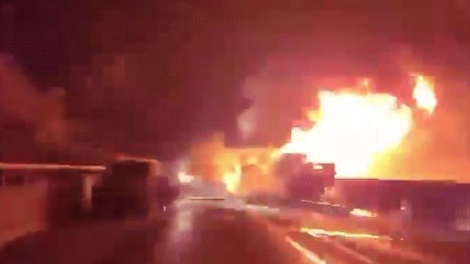 17일 오전 3시 10분쯤 경북 영천시 신녕면 상주영천고속도로에서 26t 탱크로리 차량이 앞서가던 화물차를 추돌하면서 화재가 발생했다./경북소방본부