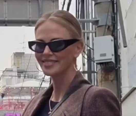 서울 홍대에서 목격된 할리우드 배우 샤를리즈 테론./ 인스타그램 'mujeok_e'