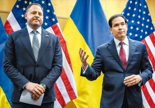 美·우크라 “평화 구상안 마련”  23일 스위스 제네바에서 마코 루비오(오른쪽) 미국 국무 장관과 안드리 예르마크 우크라이나 대통령 비서실장이 종전안에 대한 회담을 마친 뒤 기자회견을 하고 있다./ AFP 연합뉴스