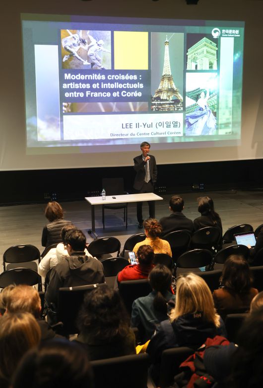 27일 프랑스 파리 주프랑스한국문화원에서 이일열 원장이 ‘근대의 길목에서: 20세기 한국 예술·지식인들의 여정과 프랑스’를 주제로 강연하고 있다. /뉴스1