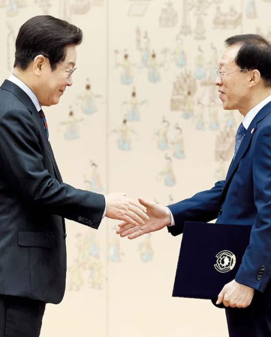 통합위원장에 이석연 발탁한 李대통령  이재명 대통령이 지난 9월 15일 서울 용산 대통령실에서 이석연 국민통합위원장에게 위촉장을 수여한 후 이 위원장과 악수하고 있다./뉴시스