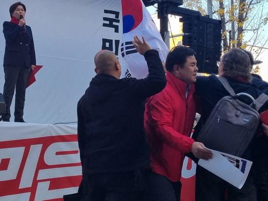 항의 받는 양향자 최고위원 지난 29일 대전에서 열린 ‘국민의힘 민생회복 법치수호 국민대회’에서 양향자 최고위원이 “윤석열 전 대통령의 계엄은 불법”이라는 취지로 발언하자 일부 참석자가 항의하고 있다./연합뉴스