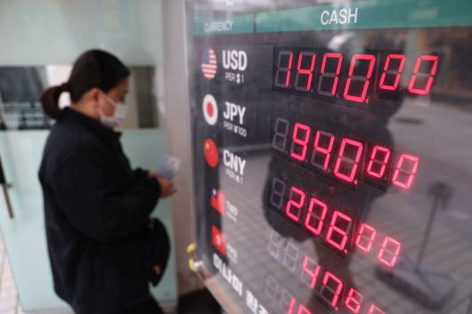 지난달 30일 서울 중구 명동의 환전소에 환율이 표시돼 있다. /뉴스1