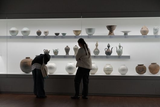 서울 용산 국립중앙박물관 상설전시관을 찾은 관람객들이 작품을 관람하는 모습. /국립중앙박물관