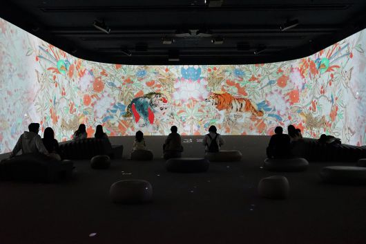 국립중앙박물관 디지털실감영상관을 찾은 관람객들이 영상을 관람하고 있다. /국립중앙박물관