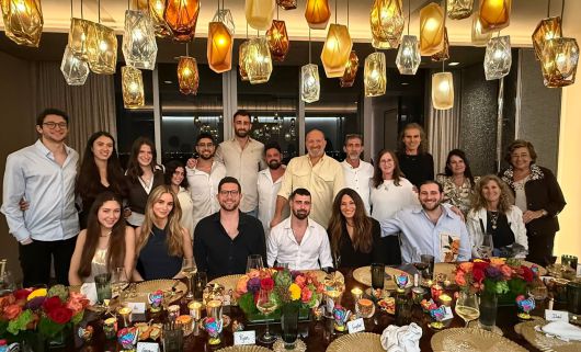 하워드 러트닉 상무장관이 추수감사절 연휴를 맞아 팔레스타인 무장 정파에 억류됐던 미국·이스라엘계 인질들과 그 가족을 초청한 모습. /X(옛 트위터)