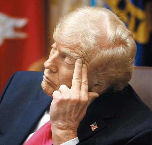 AFP 연합뉴스국무회의 중 조는 트럼프  도널드 트럼프 미국 대통령이 지난 2일 워싱턴DC 백악관에서 열린 올해 마지막 국무회의 도중 왼손 두 손가락을 관자놀이에 댄 채 눈을 감고 있다. 이날 트럼프는 각료들의 보고가 이어질 때마다 눈을 감은 채 10~15초간 움직이지 않으면서 건강 이상설에 불을 붙였다.