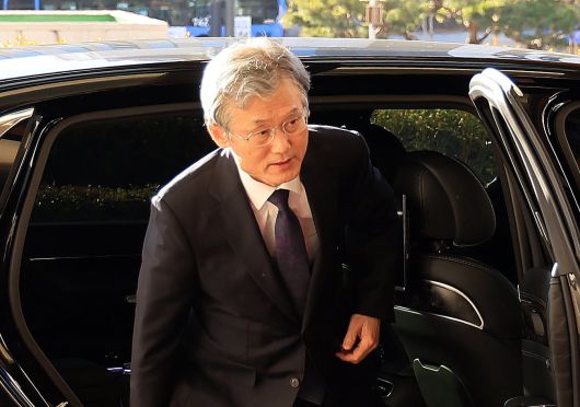 조희대 대법원장이 4일 서울 서초구 대법원으로 출근하고 있다./뉴스1