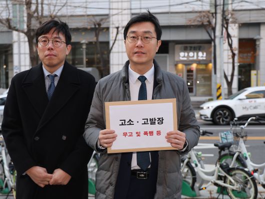 장경태 더불어민주당 의원이 지난 2일 오전 서울 종로구 서울경찰청 민원실에서 고소인을 무고 및 폭행 등으로 고소·고발 전 입장을 밝히고 있다. /뉴스1