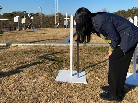 관측소 마당에 눈이 절반 이상 덮이면 적설량 측정이 시작된다. 적설량은 적설판에 달린 눈금과 적설척(자)으로 적설판에 쌓인 눈 깊이를 측정해 기록한다. /김규민 제공