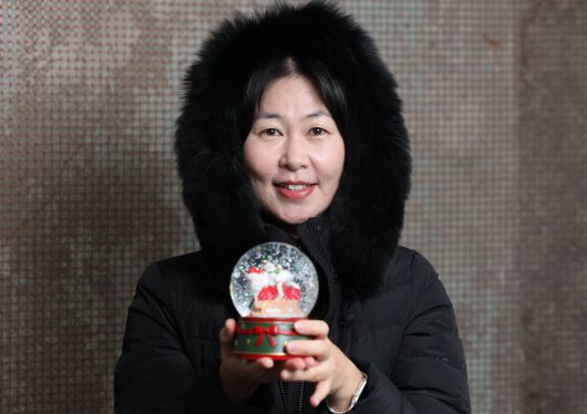 서울 종로구 서울기상관측소에서 김규민 소장이 스노우볼을 들고 서 있다. 서울 첫눈은 이곳의 육안 관측이 기준이다. 김 소장은 “지난해 11월 27일 첫눈(18cm)은 못 잊을 것”이라고 했다. /장경식 기자