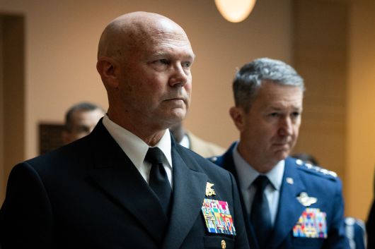 4일 미 의회를 찾은 프랭크 브래들리 해군 제독(왼쪽)과 댄 케인 합참의장. /EPA 연합뉴스