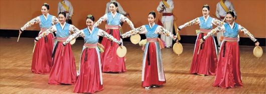 윤수정 기자지난 2일 일본 가고시마현민교류센터에서 현지 관객에게 우리 국악 문화를 알리는 공연을 펼친 임방울국악제 수상자들.