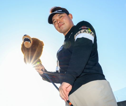 박성원 기자이승택이 지난달 18일 경기도 성남의 한 골프장에서 자신의 별명 ‘불곰’ 모양 헤드 커버를 끼운 드라이버를 들고 포즈를 취했다. 커버는 국내 투어 활동 시절 팬승택이 지난달 18일 경기도 성남의 한 골프장에서 자신의 별명 ‘불곰’ 모양 헤드 커버를 끼운 드라이버를 들고 포즈를 취했다. 커버는 국내 투어 활동 시절 팬으로부터 받은 선물이다.