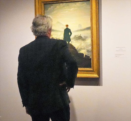 게티이미지코리아지난 2월 뉴욕 메트의 프리드리히 회고전에서 한 관람객이 ‘안개 바다 위의 방랑자’ 포즈를 흉내 내고 있다.