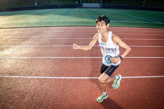 심진석씨가 대전대학교 종합운동장에서 뛰고 있다. 대회에 나갈때는 물론 러닝화를 신는다. /이신영 영상미디어 기자