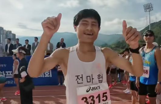 비계공 출신 마라토너로 유명한 심진석 씨가 2025년에 열린 한 마라톤 대회에 출전, 엘리트 선수보다 앞서서 달리고 있다/ 유튜브