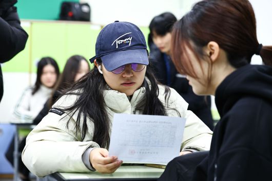 5일 서울 광진구 광남고등학교 3학년 학생들이 2026 수능 성적표를 배부받고 있다. /장경식 기자
