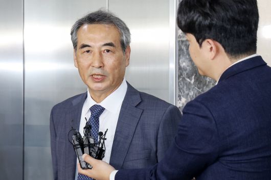 윤석열 전 대통령의 부인 김건희 여사 의혹 관련 사건을 맡은 민중기 특별검사가 지난 6월 17일 오전 서울 서초구 사무실에서 취재진의 질문에 답변하고 있다. /뉴스1