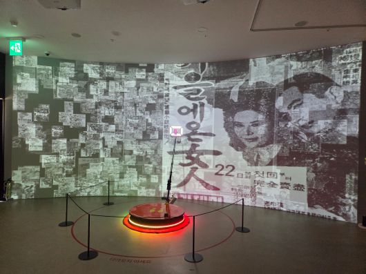 경북 영천 괴연동 신성일기념관에 마련된 포토존. 시상식에 참석한 배우처럼 화려한 배경을 바탕으로 사진을 찍어볼 수 있다./신정선 기자