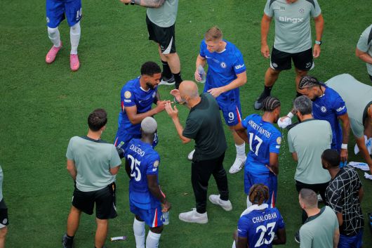 지난 7월 미국 뉴저지주에서 열린 첼시와 파리 생제르맹의 FIFA 클럽 월드컵 결승전에서 '쿨링 브레이크' 도중 첼시 선수단과 코칭 스태프가 작전 회의를 하고 있다. /로이터 연합뉴스