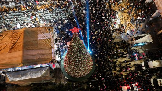 지난 6일 이스라엘 점령 서안 지구 베들레헴에 위치한 성탄 교회 밖 마구간 광장에서 팔레스타인인들이 참석한 가운데 크리스마스 트리 점등식이 열리고 있다.