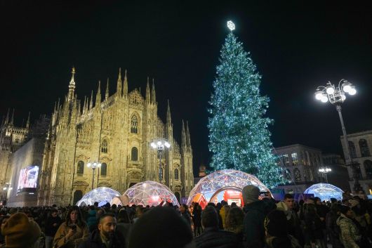 12월 7일 이탈리아 밀라노 두오모 성당 앞에 설치된 거대한 크리스마스트리가 불을 밝히고 있다./AP 연합뉴스