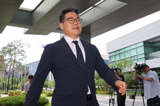 백해룡 전 영등포경찰서 형사과장(경정)이 지난 7월 임은정 동부지검장과 비공개 면담을 위해 서울 송파구 서울동부지방검찰청으로 들어서고 있다./뉴시스