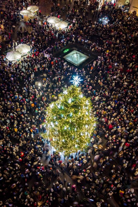 12월 6일 폴란드 크라쿠프 메인 마켓 광장에 설치된 크리스마스트리를 드론으로 촬영한 모습. / EPA 연합뉴스