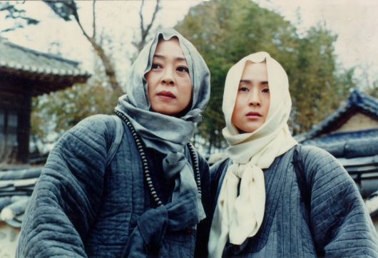 영화 '비구니'에 출연한 김지미(왼쪽)./ 영상자료원