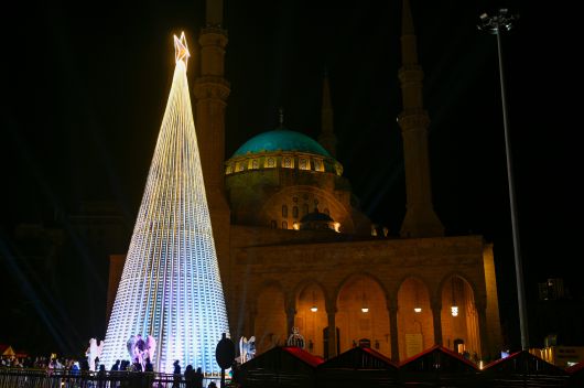 12월 7일 레바논 베이루트 무함마드 알아민 모스크 옆에서 크리스마스트리 점등식이 공식적으로 열렸다. 베이루트는 중동에서 가장 종교적으로 다양한 도시 중 하나로 대규모 기독교 및 무슬림 공동체가 공존한다./EPA 연합뉴스