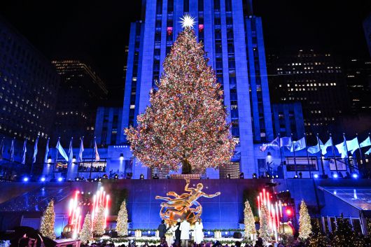 12월 3일 뉴욕 록펠러 센터에 세워진 2025크리스마스 트리. 뉴욕주 이스트 그린부시에서 가져온 높이 75피트(약 23m), 무게 11톤의 노르웨이 가문비나무에 다채로운 에너지 효율형 LED 전구 57,350개가 들어갔고, 꼭대기에는 스와로브스키 크리스탈 별이 장식됐다./AP 연합뉴스