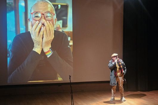 김우옥(91) 연출가는 이날 '김우옥쇼' 마지막 노래 '마이 웨이'를 부를 때, 그의 트레이드 마크라 할 헌팅 캡과 머플러를 한 채 무대 뒤로 퇴장하다 마치 연극배우처럼 갑자기 관객을 향해 돌아서며 마지막 부분을 열창했다. 그가 91세에 처음으로 연 노래 콘서트 '김우옥쇼'. /이태훈 기자