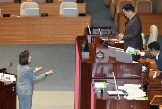 9일 오후 서울 여의도 국회 본회의에서 우원식 국회의장이 국민의힘 나경원 의원의 무제한 토론(필리버스터)중 의제와 벗어난 토론을 한다며 마이크를 끄자 나경원 의원이 항의하고 있다./박성원 기자