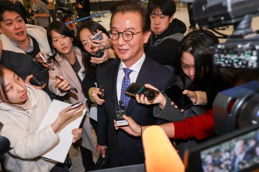 통일교로부터 금품을 수수했다는 의혹이 제기된 전재수 해양수산부 장관이 11일 오전 'UN해양총회' 유치 활동을 마친 후 인천국제공항 제2여객터미널을 통해 귀국해 입장을 밝힌 후 공항을 빠져나가고 있다. (공동취재) 2025.12.11/뉴스1 ⓒ News1 김성진 기자