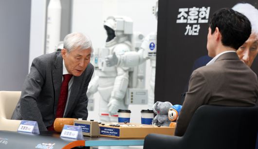 조훈현 9단과 이창호 9단이 지난 11월 17일 경남 사천 항공우주과학관에서 열린 특별 대국에서 만난 모습. /연합뉴스