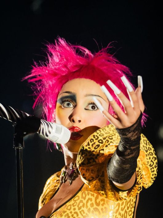 도자 캣의 투어 중 무대 모습. 그는 이번 투어 중 마돈나, 프린스, 신디 로퍼 등 1980년대 팝 아이콘을 오마주한 무대 의상들을 선보이고 있다. /도자캣 인스타그램