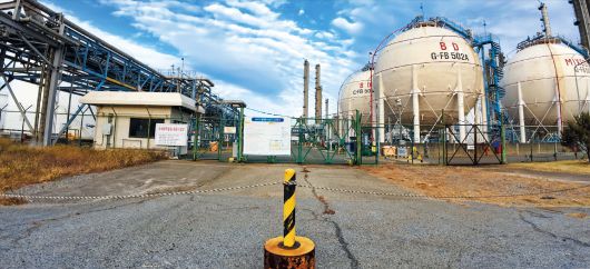 17일 오후 국내 최대 석유화학 산업 단지인 여수국가산업단지. 과거 끊임없이 연기를 내뿜던 산업 단지 내 공장들은 적막한 모습이다. 지나가는 사람을 찾아보기도 힘들었다. 중국발 덤핑 공세와 글로벌 수요 감소 등으로 석유화학 산업이 휘청이며 여수 지역 경제도 붕괴 위기에 놓였다./김영근 기자