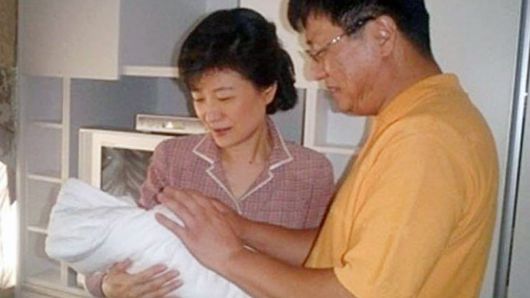 지난 2005년 9월 박정희 전 대통령의 손자인 세현 군이 태어났을 당시 조카를 품에 안은 박근혜 대통령과 남동생 박지만 회장./ 온라인커뮤니티