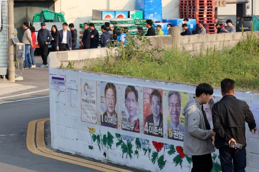 사전투표소에 줄 선 시민들    (여수=연합뉴스) 조남수 기자 = 제21대 대통령선거 사전투표 첫날인 29일 오전 전남 여수시 주암마을회관에 마련된 사전투표소에서 시민들이 줄 서 있다. 2025.5.29     iso64@yna.co.kr/2025-05-29 08:28:19/<저작권자 ⓒ 1980-2025 ㈜연합뉴스. 무단 전재 재배포 금지, AI 학습 및 활용 금지>