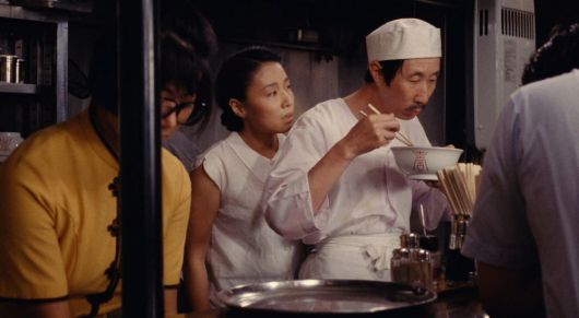 영화 '담뽀뽀'에서 주인공 담뽀뽀가 라멘 국물의 비결을 알아내기 위해 이웃 맛집 주인에게 탐색 질문을 던지는 장면입니다. 웃겨요./디스테이션