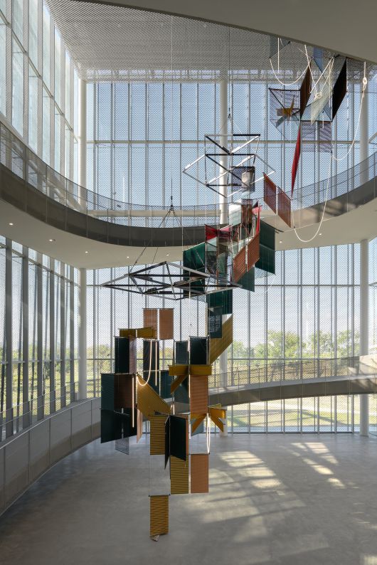 타이중미술관에 전시된 ‘유동 봉헌-삼합 나무 그늘'은 세 개의 조각이 한 작품을 이룬다. 양혜규 작가의 블라인드 소재 작품 중 가장 규모가 크다. 2362×1086×1086㎝./국제갤러리