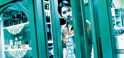 31일 개봉하는 ‘화양연화 특별판’은 처음으로 공개되는 첸 부인(장만옥)과 차우(양조위)의 재회 장면을 담았다. 9분 6초 분량의 추가 에피소드에서 첸 부인은 붉은 치파오가 아닌 블랙 원피스를 입었고, 차우는 말끔한 정장이 아닌 줄무늬 셔츠에 콧수염을 길렀다./ 디스테이션